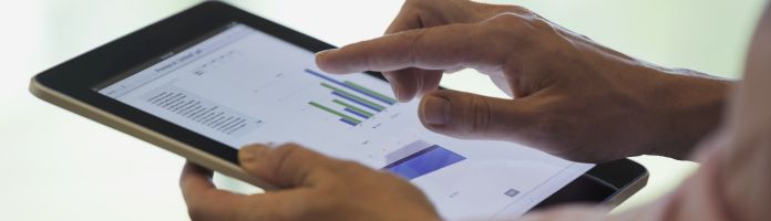 Persoon is bezig met CRM resultaten op haar tablet