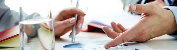 Twee personen wisselen hun inzichten uit over marketing en sales