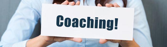 Persoon houdt coaching bordje vast