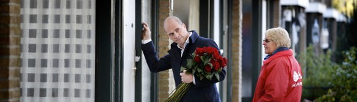 Politici Diederik Samson belt aan de deur