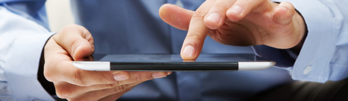 Zakenman is bezig met Adobe Digital Publishing op tablet