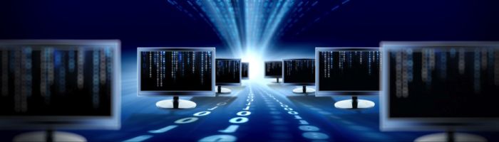 Computers achter elkaar met CRM code op het scherm