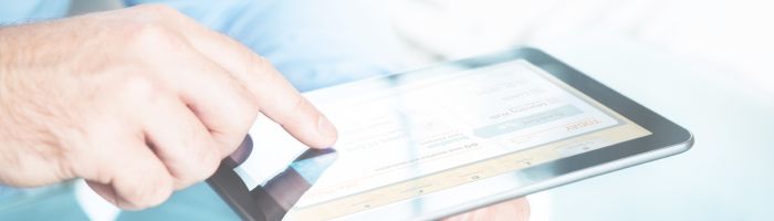 Man bezig met de kloof tussen business en ICT op een tablet