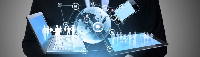 Zakenman houdt laptop en tablet vast over digitalisering