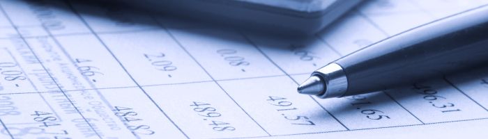 Pen op papier met cijfers over de verzekeringsbranche