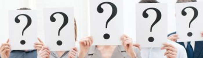 Personen met vraagtekens voor hun hoofd om veel voorkomende CRM misverstanden uit te beelden