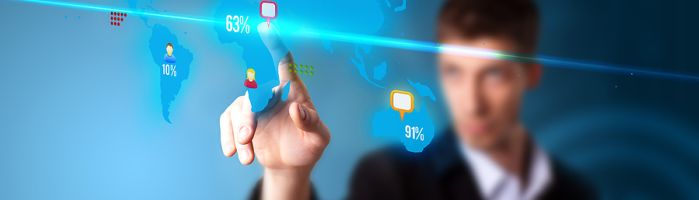 Man klikt op digitaal landkaart om zijn marketing campagne te starten