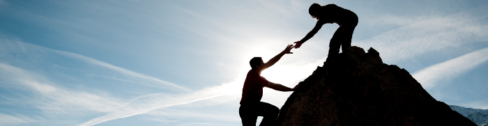 Twee personen beklimmen een berg dat staat voor service above self