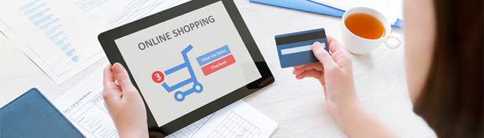 Persoon met betaalpas en online shopping op de tablet