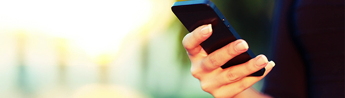 Vrouw op telefoon aan het kijken naar CRM trend gebruikersadoptie is succesfactor