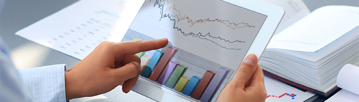 Man neemt grafiek door. Illustreert de CRM trend van 2015: Content strategie geïntegreerd met CRM