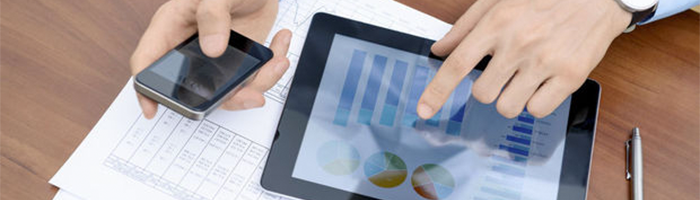Persoon bezig op mobile devices met CRM-strategie