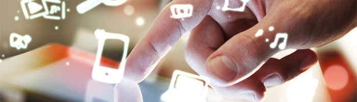 Vinger drukt op Cross channel strategie op tablet
