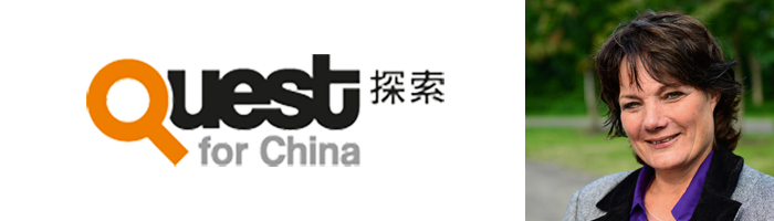 Marielle naast het logo van Quest for China