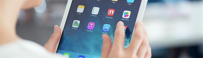 vrouw bezig op tablet met digitale marketing