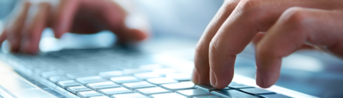 Man typt op toetsenbord over webcare trend