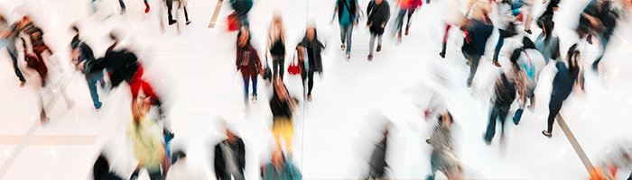 Drukke winkelstraat illustreert customer journey mapping