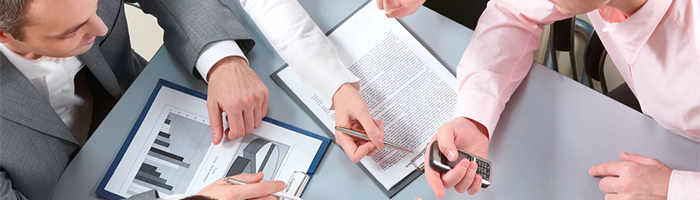 Twee personen in overleg over CRM selectie, waarde voor het management
