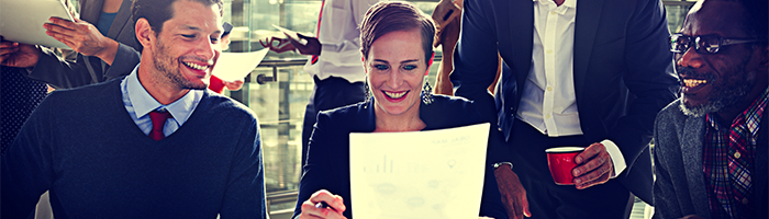 Overleg tussen meerdere personen over CRM, belang van interne kennis