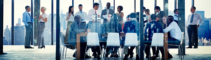 Vergadering in grote groep over CRM coach, interne en externe kennis verbinden
