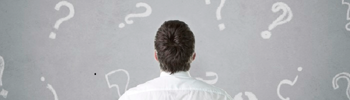 Man staat voor vraagtekens op bord dat illustreert de 'what's-in-it-for-me factor'