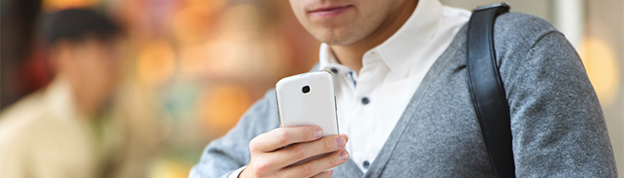Man kijkt op telefoon naar innovatieve technologieën bevorderen klantcontact