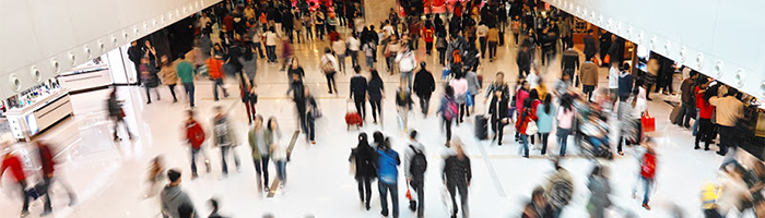 Druk winkelcentrum geeft weergave van centraal klantbeeld in de retail