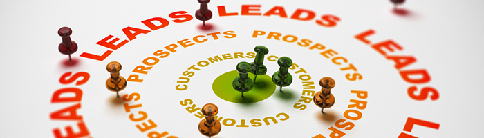 Punaises gepind op woorden leads, prospects en customers