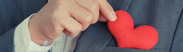 Persoon haalt een hartje uit zijn borstzak dat weerspiegelt de customer experience trends