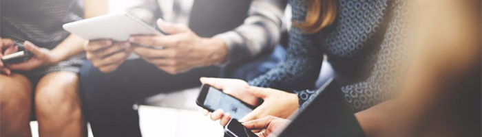 Vrouw op haar telefoon vertelt over digitale transformatie