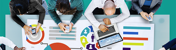 Personen hebben overleg over CRM business analytics