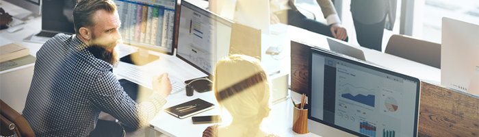 Twee personen hebben overleg over de voordelen van marketing automation