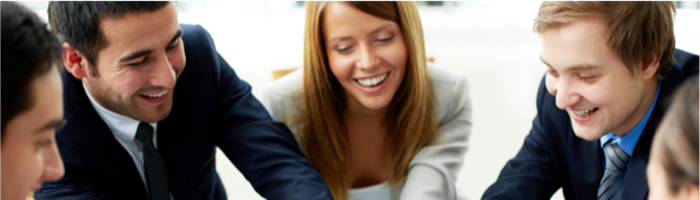 Overleg tussen vijf personen over het versterken van CRM en marketing automation