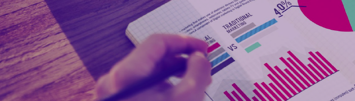 Persoon bezig met resultaten in schrift
