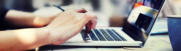 Persoon aan het typen op laptop over digitale marketing