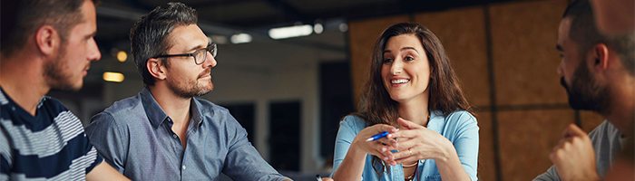 Overleg tussen vier personen over digital operational excellence