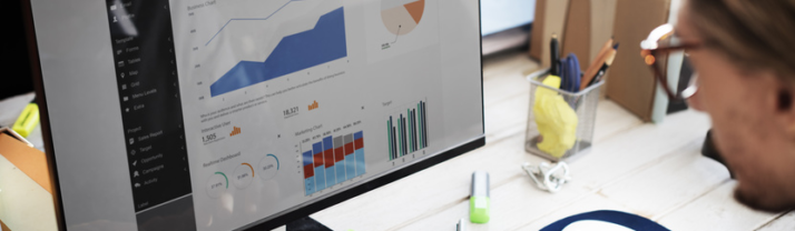 Persoon achter computerscherm met Big Data